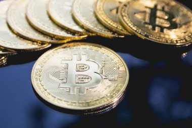 Cryptocurrency altın Bitcoin. Teknoloji cryptocurrency ve finansal kavramı.