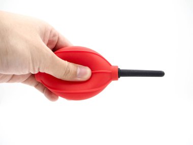 Beyaz bir arka plan üzerinde izole kırmızı kamera hava üfleyici sıkma el.