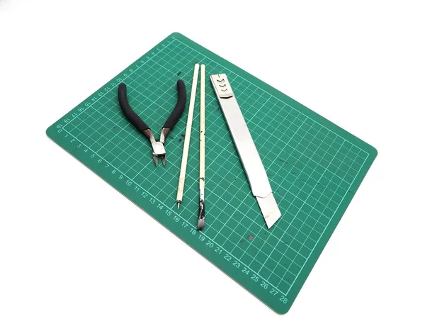 Ferramentas Com Tapete Corte Verde Para Kit Modelo Isolado Fundo — Fotografia de Stock