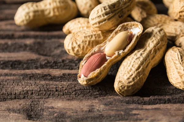 Montón Cacahuetes Pila Cacahuetes Mesa Madera Con Espacio Copia —  Fotos de Stock