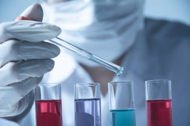 Analitik, tıbbi, ilaç ve bilimsel araştırma konsepti için sıvı ile cam laboratuvar kimyasal test tüpleri ile araştırmacı.