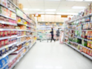 Süpermarket arka planda yürüyen insanların bulanık soyut.
