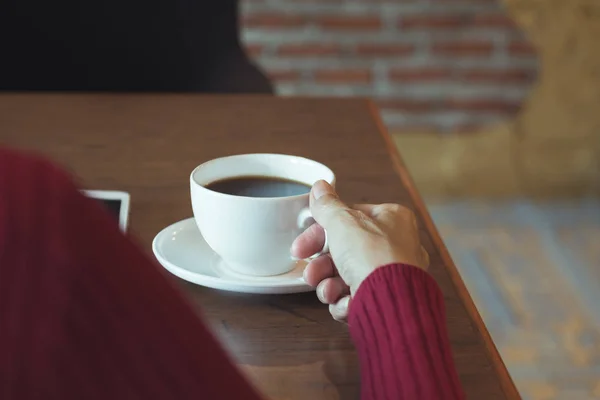 Mano Hembra Sosteniendo Una Taza Café Sobre Mesa Madera — Foto de Stock