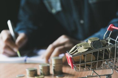El yazısı ve alışveriş arabasındaki para yığını muhasebe ve iş konsepti için..