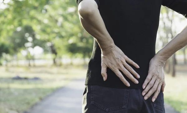 Eine Frau Die Rückenschmerzen Wirbelsäulenverletzungen Und Muskelproblemen Freien Leidet — Stockfoto