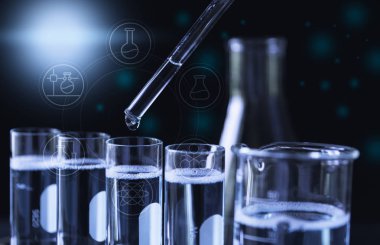 Analitik, tıbbi, ilaç ve bilimsel araştırma konsepti için sıvı ile cam laboratuvar kimyasal test tüpleri ile araştırmacı.