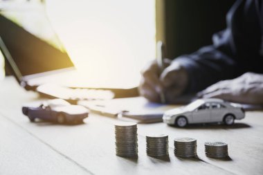 Araba sigortası ve araba servisi. İş kadını ve oyuncak araba, iş ve finansal kavramı.