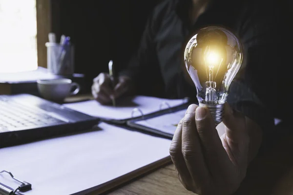 Männliche Hand Mit Glühbirne Und Schrift Für Idee Und Kreatives — Stockfoto
