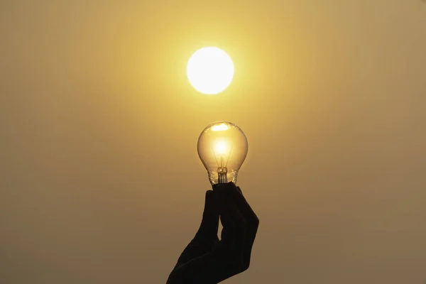 Tenere Mano Una Lampadina Sullo Sfondo Del Tramonto Risparmiare Energia — Foto Stock