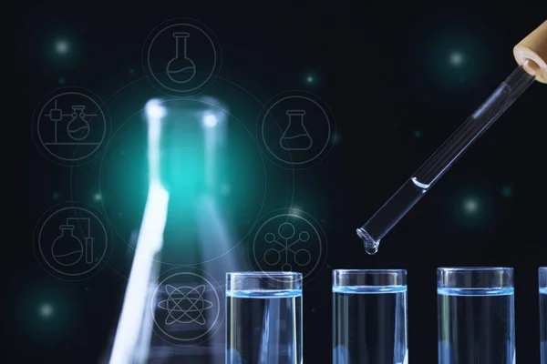 Дослідник Скляними Лабораторними Хімічними Пробірками Рідиною Аналітичних Медичних Фармацевтичних Наукових — стокове фото