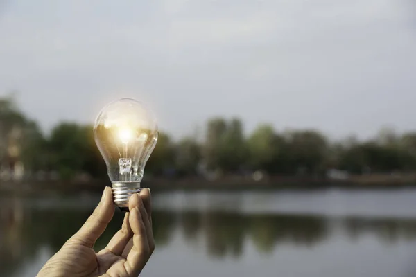 電球を手に持っています イノベーションと創造的なコンセプト — ストック写真