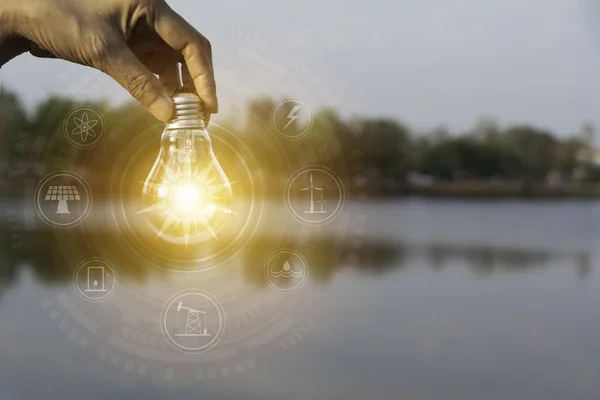 Mano Sosteniendo Una Bombilla Innovación Concepto Creativo — Foto de Stock