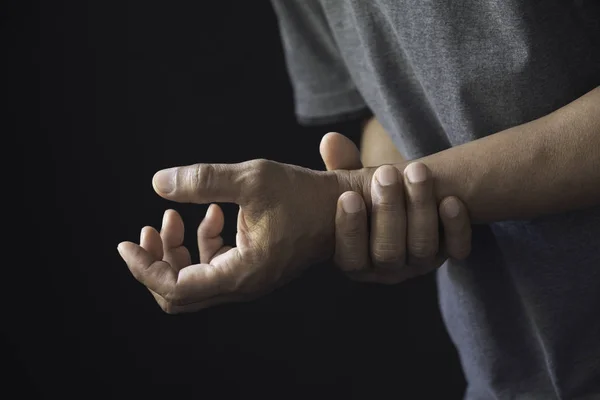 Een Man Die Zijn Pols Vasthoudt Pijn Een Mannenpols Man — Stockfoto