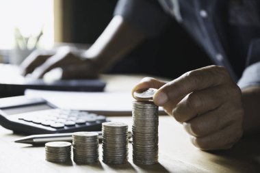 İş için para birikintisi büyüyen bir madeni parayı elden düşür. finansal ve muhasebe kavramı.