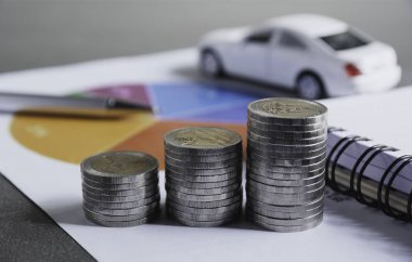 Araba sigortası ve araba servisi sikke yığını ile. Oyuncak araba için bir