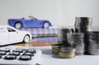 Araba sigortası ve araba servisi sikke yığını ile. Oyuncak araba için bir