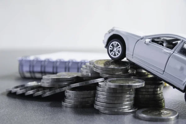 汽车保险和汽车服务与一叠硬币。玩具车为 — 图库照片