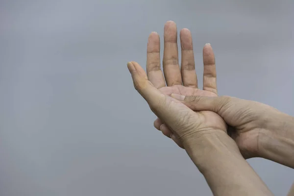 Vrouw met haar hand. Pijn in de hand van een vrouw. Vrouwelijke masseren p — Stockfoto