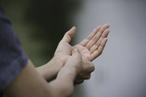 Femme tenant sa main. Douleur dans la main d'une femme. Massage féminin p — Photo