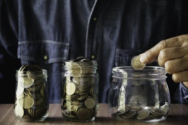 El cam kavanoza para madeni para koymak. Para tasarrufu, financia