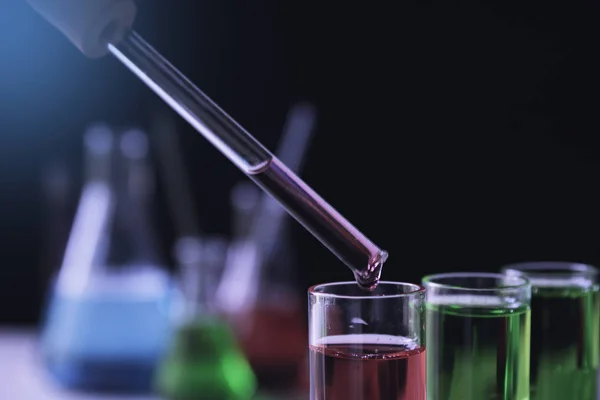 Chercheur avec laboratoire de verre éprouvettes chimiques avec liquide — Photo