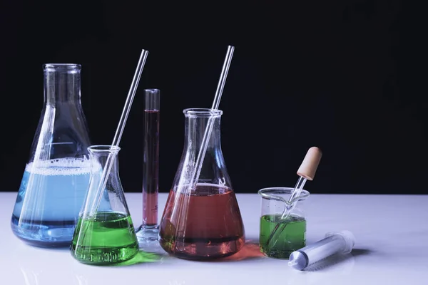 Laboratorium chemiczne probówki z płyn do szyb analityczne — Zdjęcie stockowe