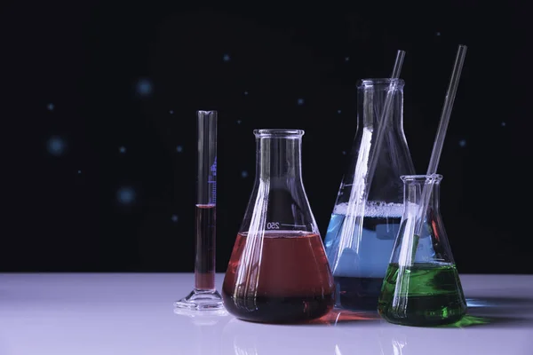 Tubos de ensaio químicos de laboratório de vidro com líquido para análise — Fotografia de Stock