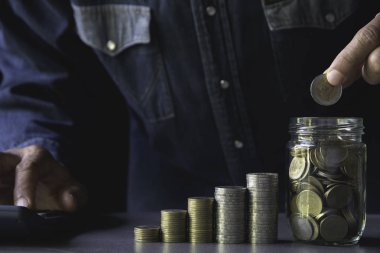 El iş için büyüyen para madeni para yığını ile yazı tura at. Fin