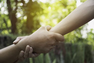 Arkadaş açık havada birlikte el tutuyor. C arasında el tutma