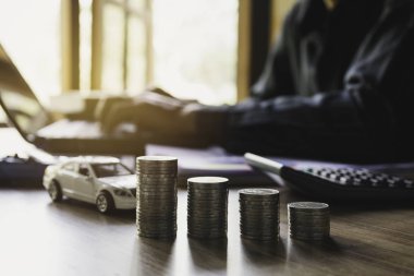 Araba sigortası ve araba servisi sikke yığını ile. Oyuncak araba için bir