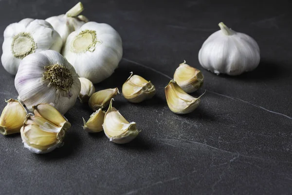 Fresh Garlic sliced and garlic bulb with copy space concept of f — Stock Photo, Image