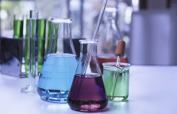 Laboratorium chemische reageerbuisjes met vloeistof voor glas analytische — Stockfoto