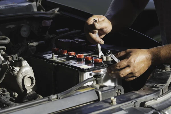 Técnico a verificar o motor do carro. Auto mecânico verificando carro en — Fotografia de Stock