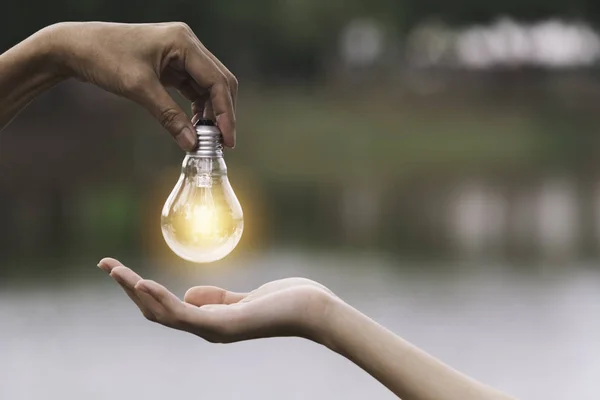 Innovation ou concept créatif de main tenir une ampoule et flic — Photo