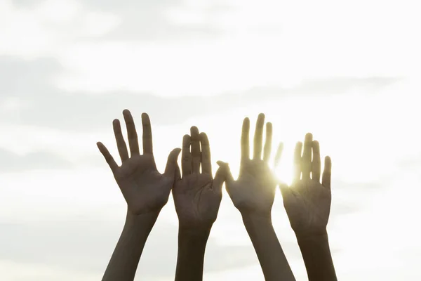 Mão de pessoas braço levantando mostrando poder forte com o céu de volta — Fotografia de Stock