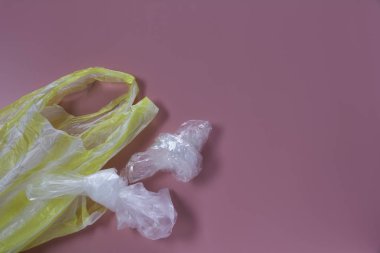 Dünya ve kirlilik sorunu kavramı zekâ kaydetmek için plastik torba