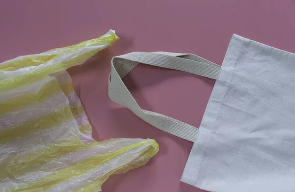 Toile de sac fourre-tout en plastique et blanc pour sauver le monde et — Photo