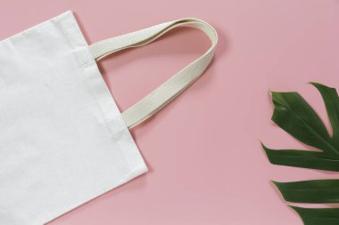Beyaz kadın çantası kanvas kumaş. Bez torba mockup co ile alışveriş