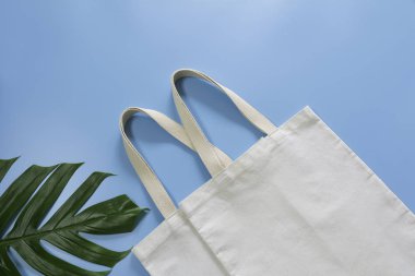 Beyaz kadın çantası kanvas kumaş. Bez torba mockup co ile alışveriş