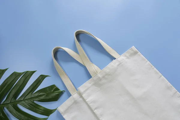 Beyaz kadın çantası kanvas kumaş. Bez torba mockup co ile alışveriş — Stok fotoğraf