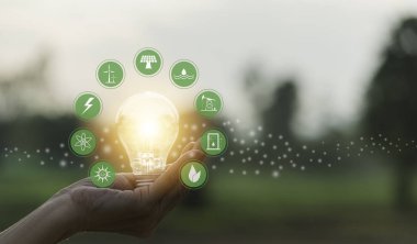 Yenilik veya el yaratıcı kavramı bir ampul ve polis tutun