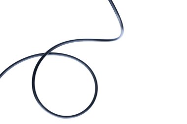 Beyaz arka plan soyutlama üzerinde izole siyah tel kablo.