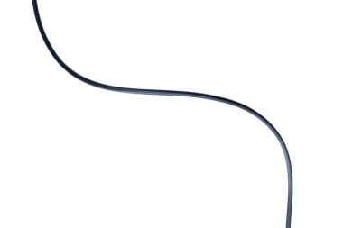 Beyaz arka plan soyutlama üzerinde izole siyah tel kablo.