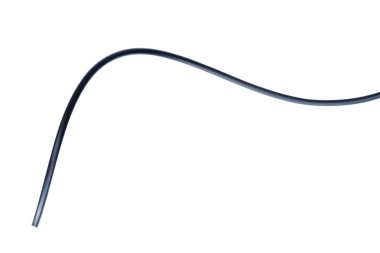 Beyaz arka plan soyutlama üzerinde izole siyah tel kablo.