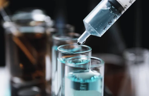 Стеклянные лабораторные химические пробирки с жидкостью для анализа — стоковое фото