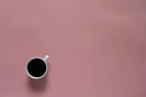 Vista superior del café sobre fondo rosa y espacio de copia para insertar — Foto de Stock