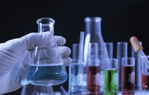 Laboratorium chemische reageerbuisjes met vloeistof voor glas analytische — Stockfoto