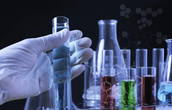 Скляні лабораторні хімічні пробірки з рідиною для аналітичних — стокове фото