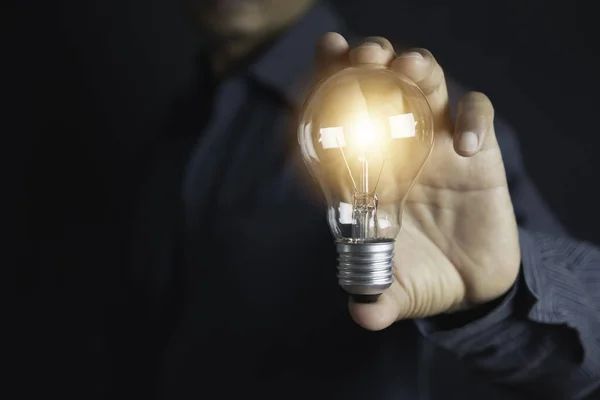 Innovation eller kreativt koncept för hand håller en glödlampa och COP — Stockfoto