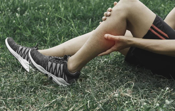 Un hombre se aferra a una pierna mala. El dolor en su pierna. Salud y dolor —  Fotos de Stock